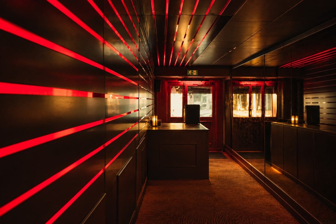 L’entrée et le couloir aux lasers rouges